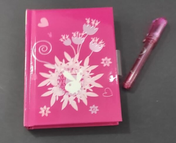 Bloco de notas A7 pautado com esferográfica em rosa