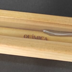 Esferográfica em madeira com caixa - química