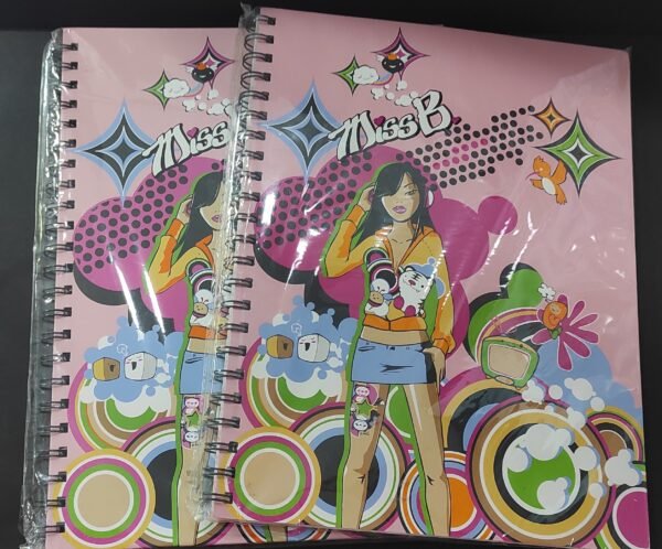 Caderno espiral A4 capa dura pautado Miss B rosa - Image 2