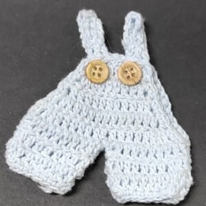 Macacão miniatura em crochet cor azul