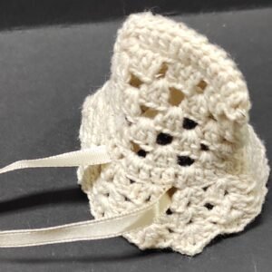 Chapéu miniatura em crochet cor bege