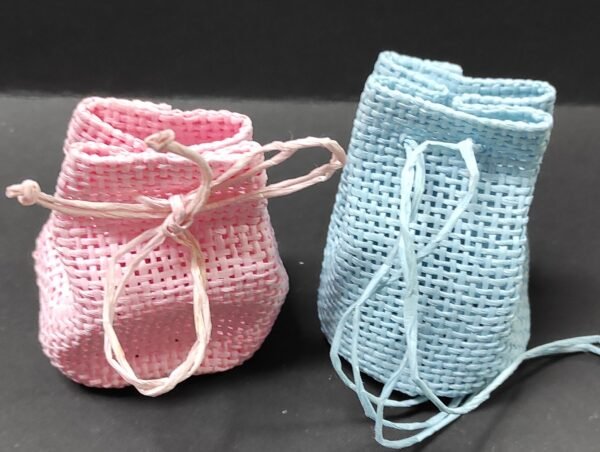 Saquinho em azul e rosa em juta para lembranças