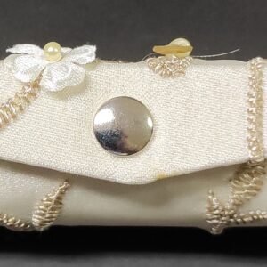 Porta batom em pérola em cetim para prendas