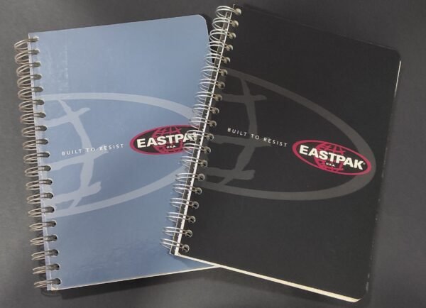 Caderno espiral A5 quadriculado e pautado  em cinza ou preto